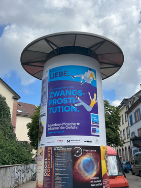 Litfasssäule mit dem Plakat