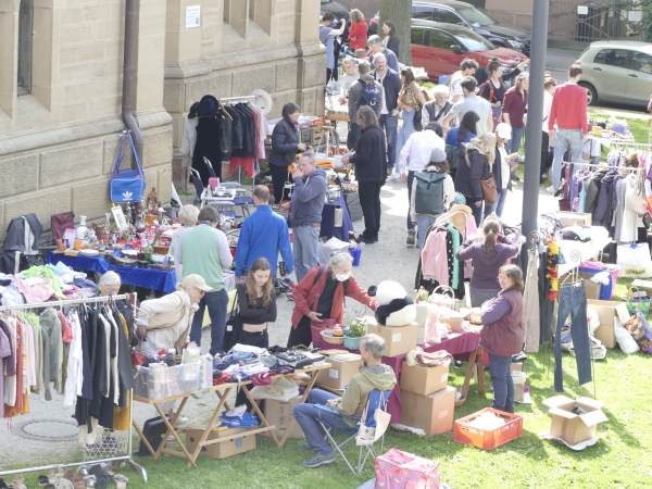 Menschen und Flohmarktstände
